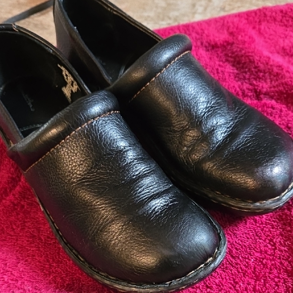 Thom McAn Toronto Black Leather Comfort Clogs - Size 7.5.      (BOX)